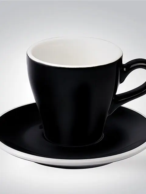 Schwarze Porzellantasse mit passender Untertasse, ideal für stilvolles Kaffeetrinken