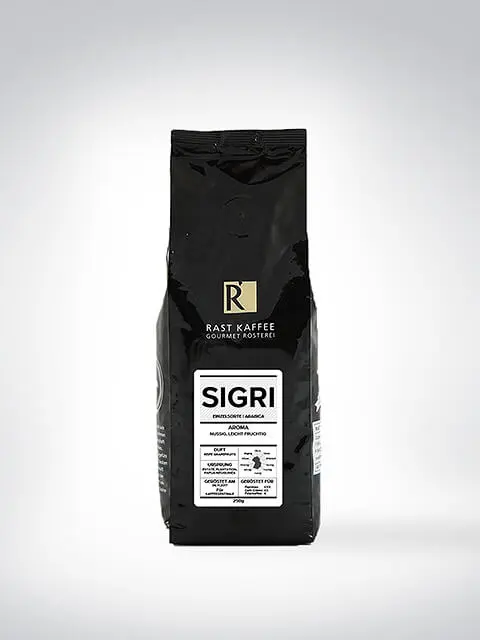 Packung des Röstkaffees SIGRI von Rast Kaffee, 250g, schwarzer Beutel mit Etikett