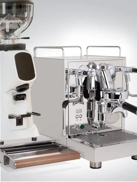 Set aus silberner Espressomaschine und weißer Kaffeemühle